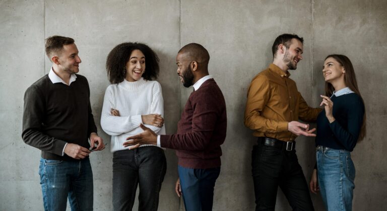 leute-die-vor-einem-treffen-miteinander-reden-2048x1121