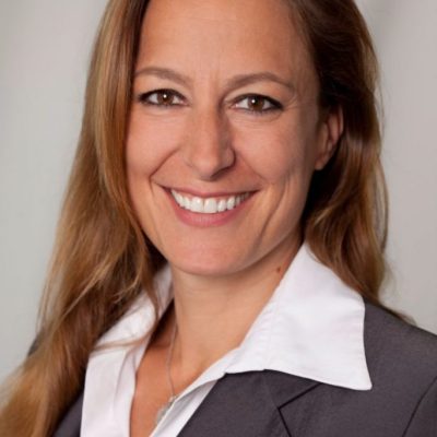 Angela Huber, Rechtsanwältin, Fachanwältin für Sozialrecht, Mediatorin BM® und zertifizierte Disability Managerin CDMP®/DGUV ist selbstständige Rechtsanwältin in München und Kooperationspartnerin von stg – Die MitarbeiterBerater.